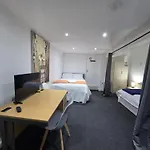 Spacious 3-Bedroom Apartment Near Stratford, 1 Minute From Train Station