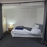 Spacious 3-Bedroom Apartment Near Stratford, 1 Minute From Train Station