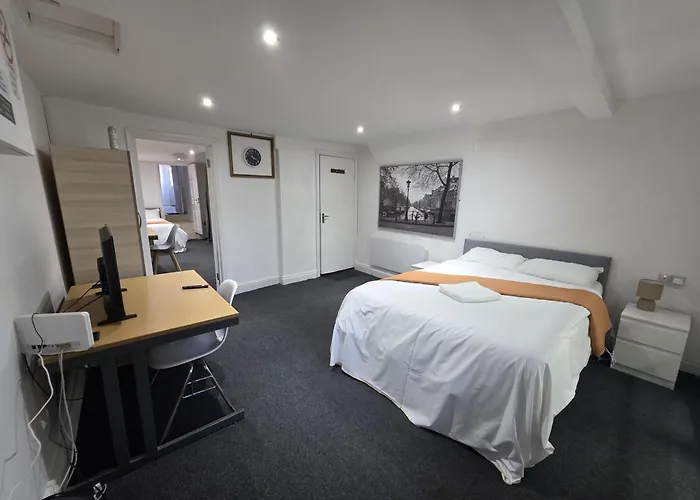 Spacious 3-Bedroom Apartment Near Stratford, 1 Minute From Train Station