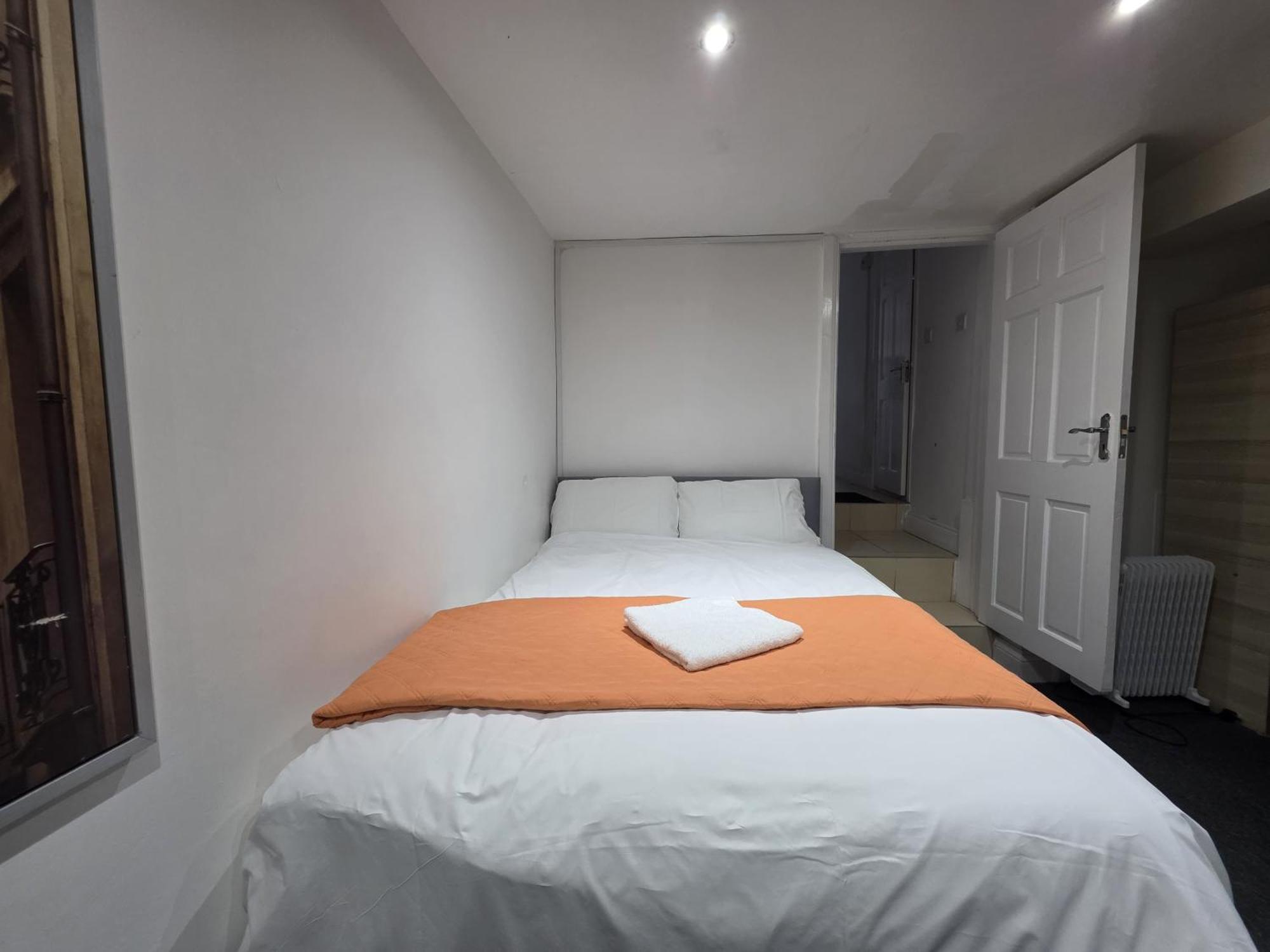 Spacious 3-bedroom Near Stratford, 1 Minute From Train Station