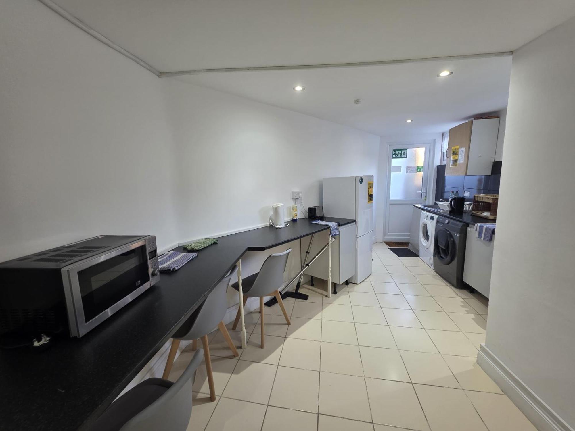 Spacious 3-bedroom Near Stratford, 1 Minute From Train Station