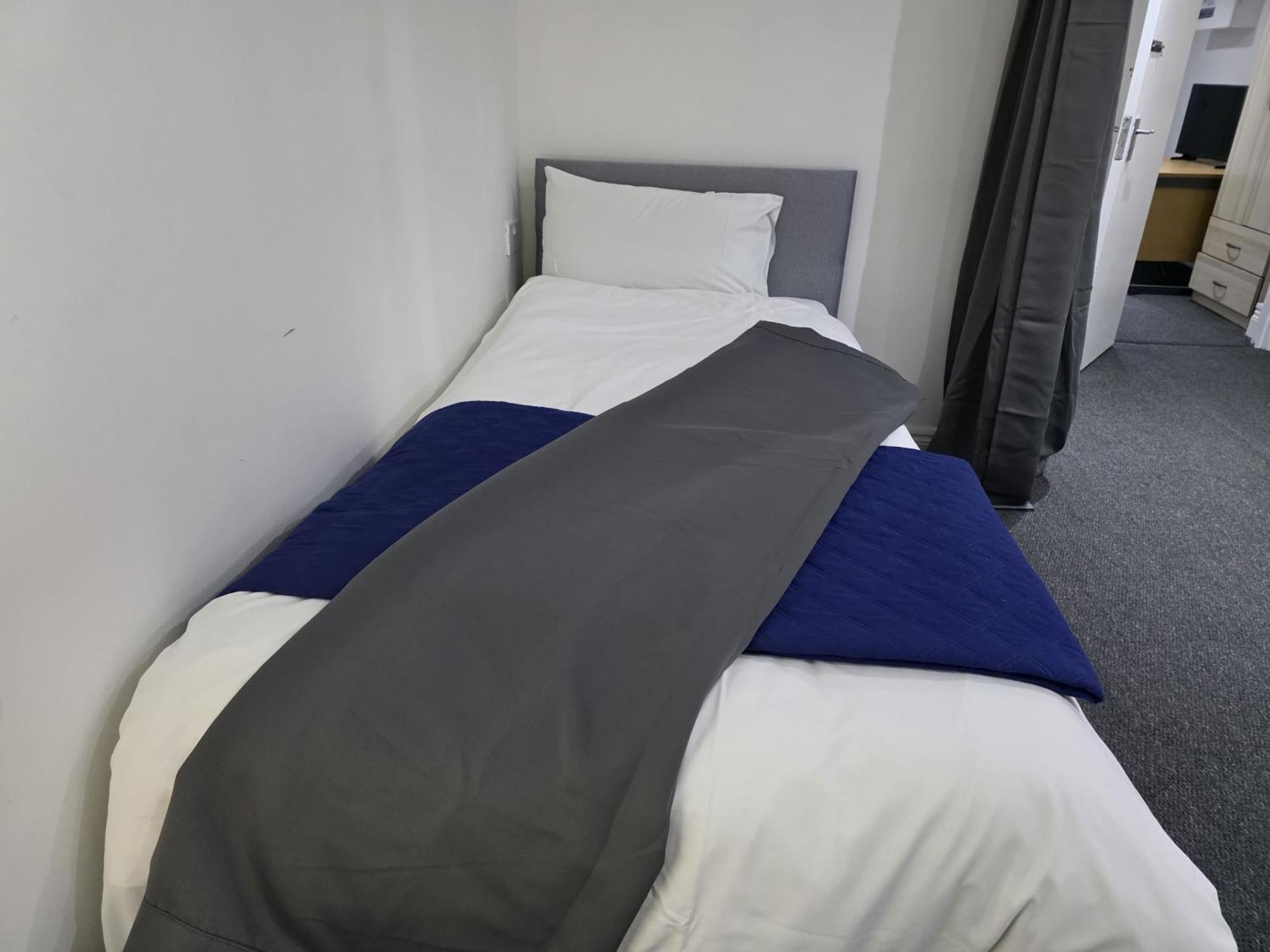 Spacious 3-bedroom Near Stratford, 1 Minute From Train Station * Londra