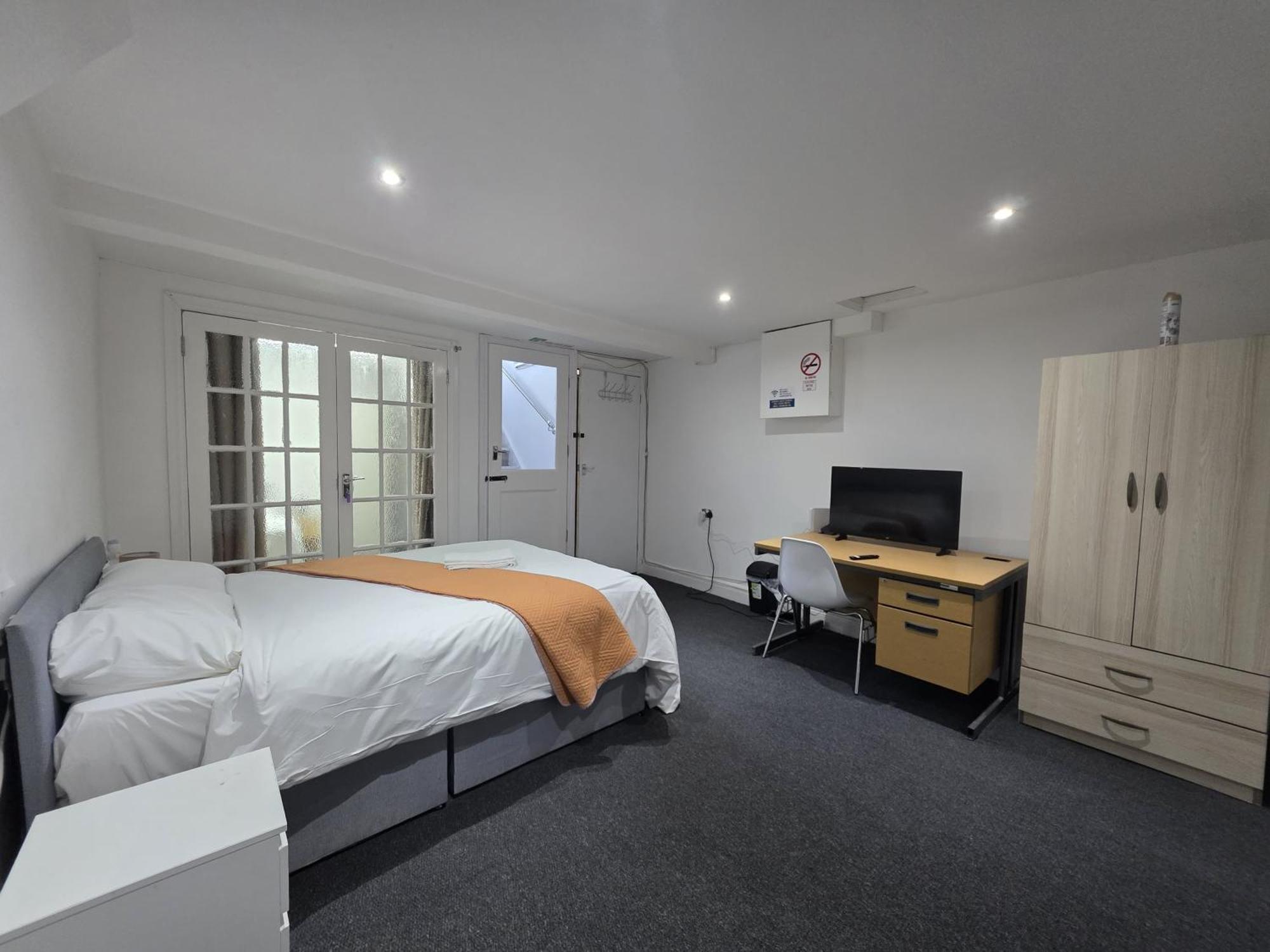 Spacious 3-bedroom Near Stratford, 1 Minute From Train Station