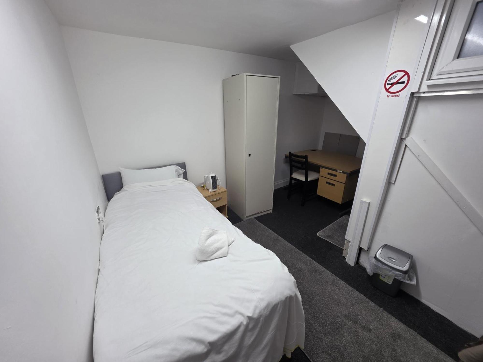 Spacious 3-bedroom Near Stratford, 1 Minute From Train Station * Londra