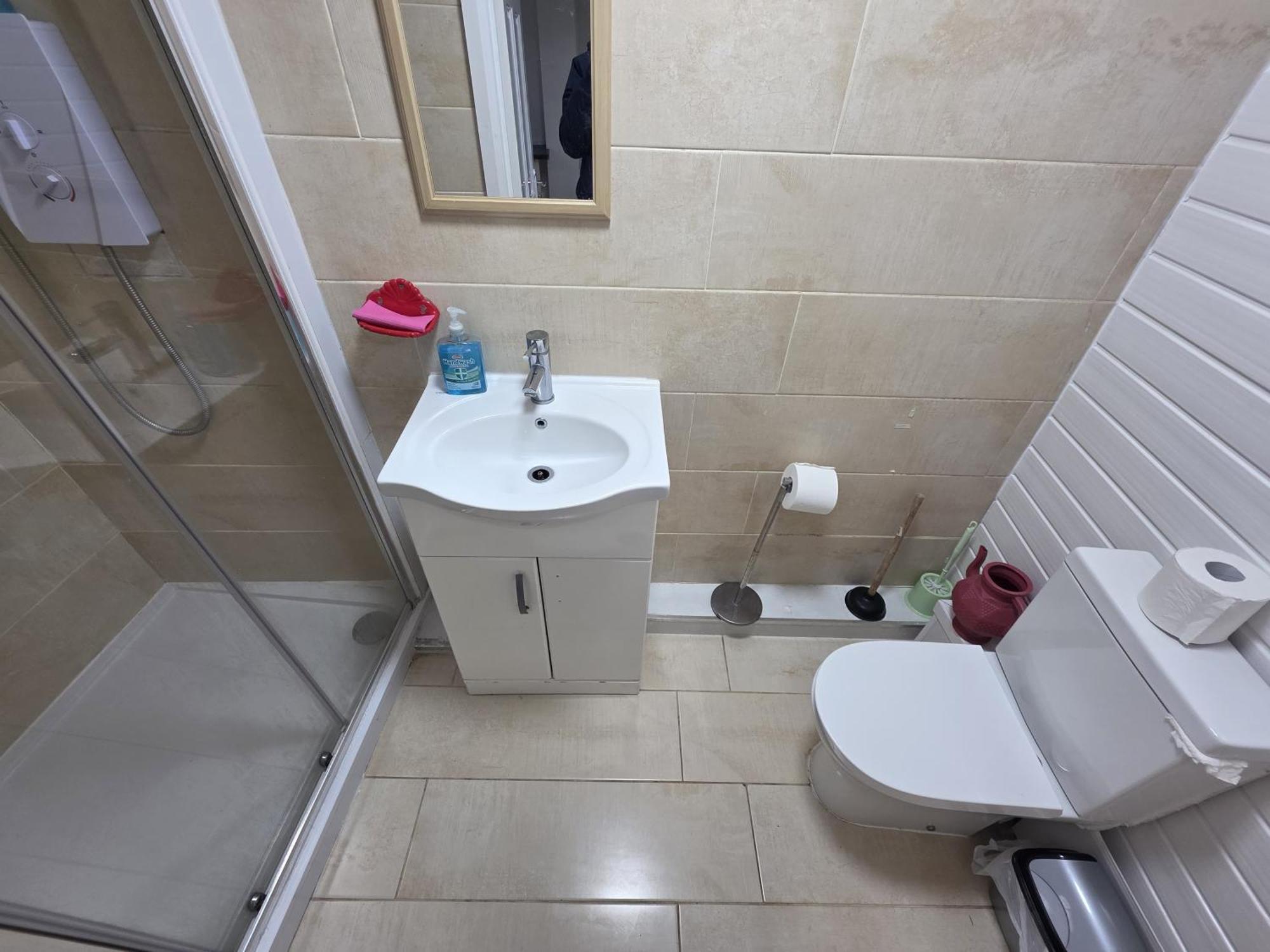 Spacious 3-bedroom Near Stratford, 1 Minute From Train Station
