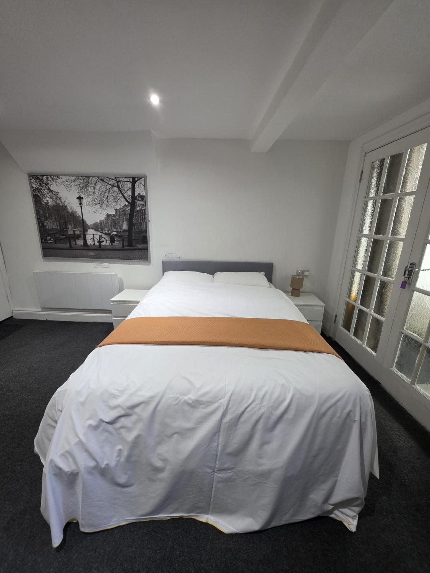 Spacious 3-bedroom Near Stratford, 1 Minute From Train Station *