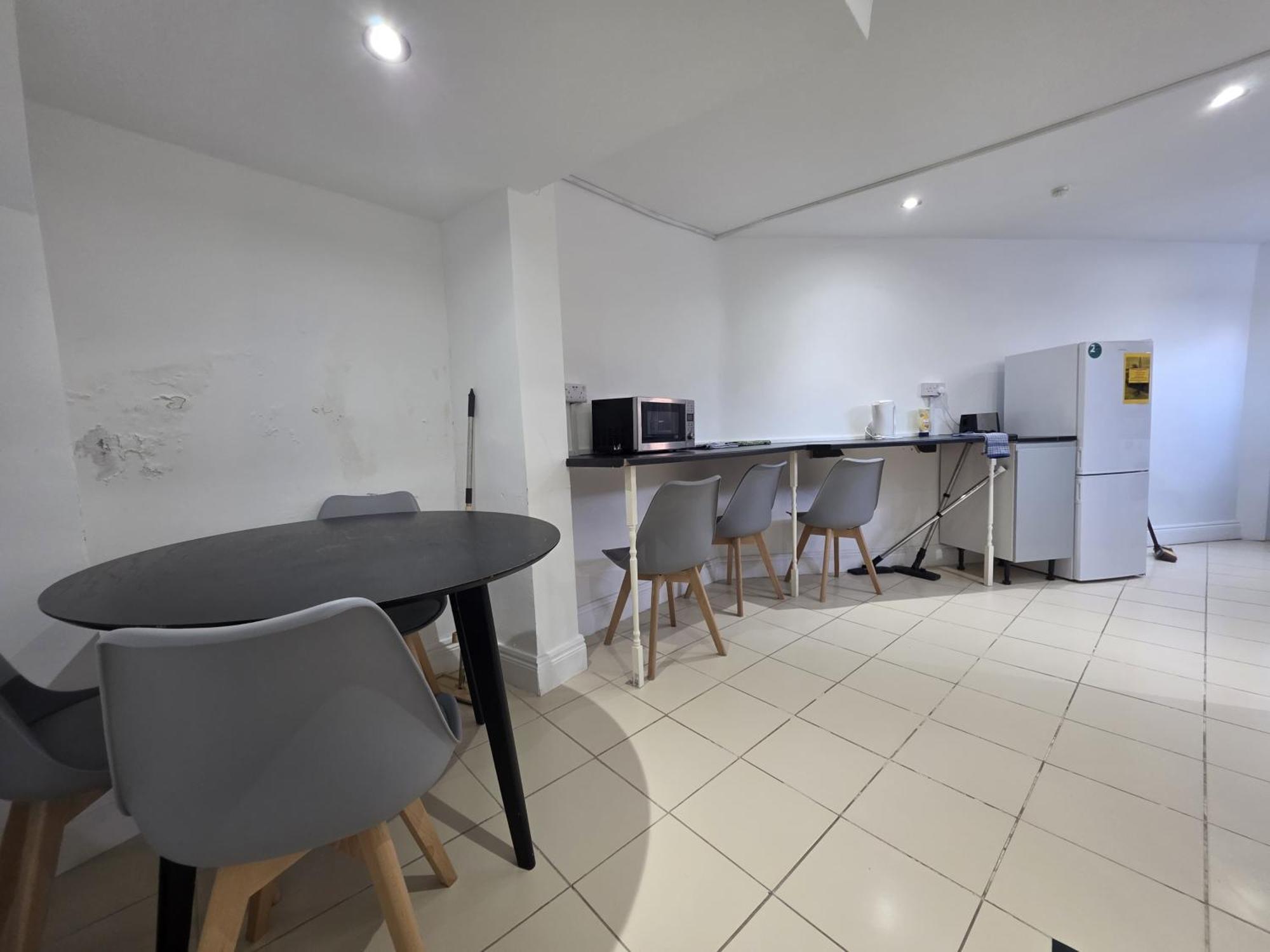 Spacious 3-bedroom Near Stratford, 1 Minute From Train Station
