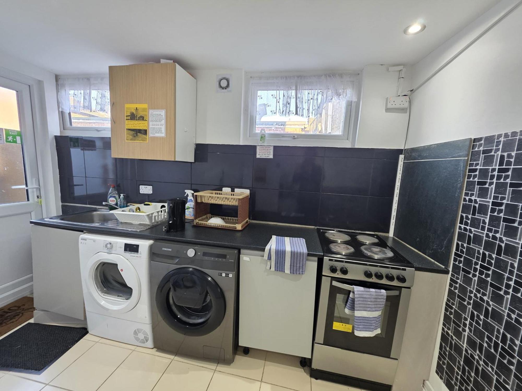 Spacious 3-bedroom Near Stratford, 1 Minute From Train Station Londra