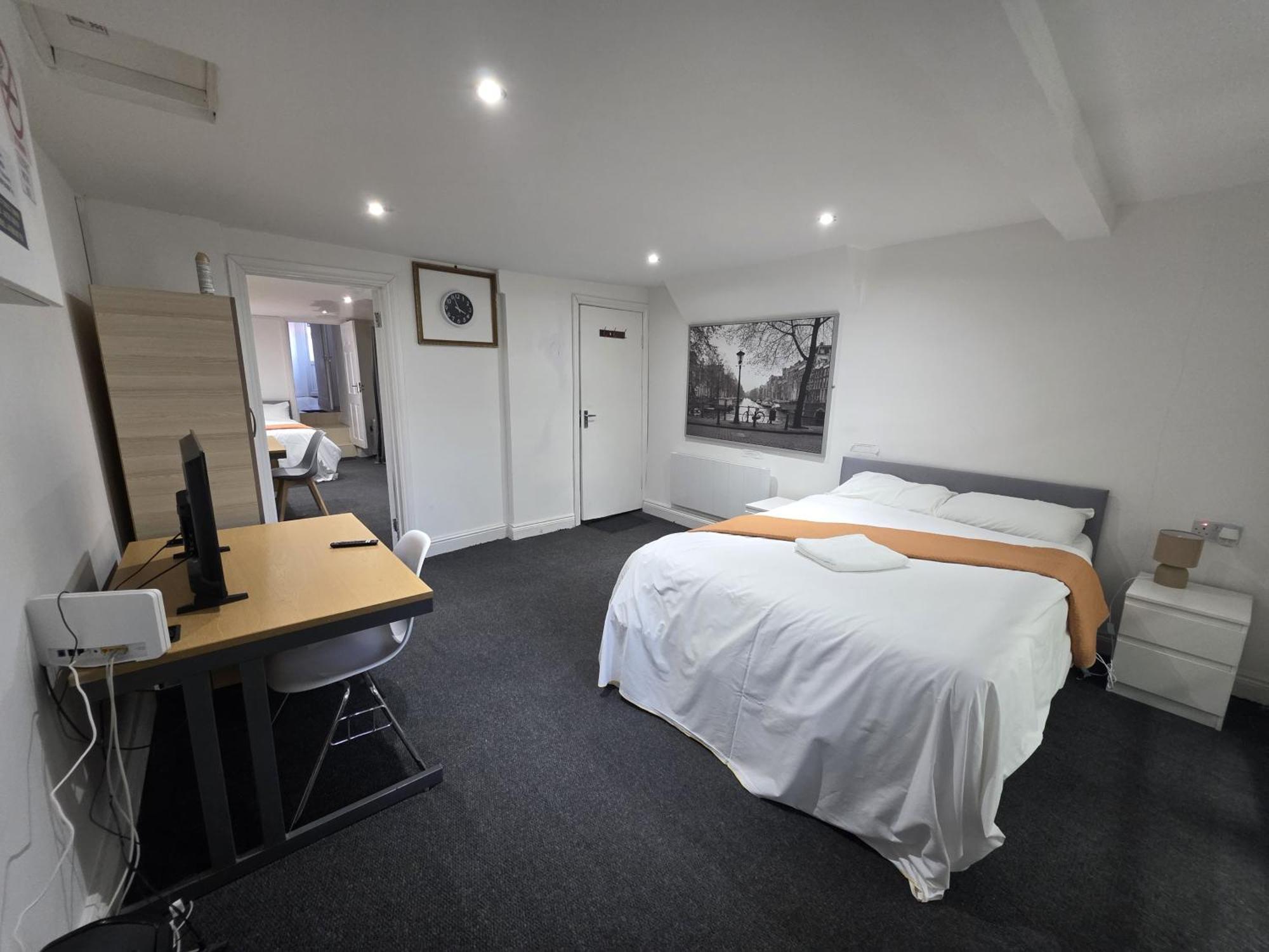 Spacious 3-bedroom Near Stratford, 1 Minute From Train Station Londra